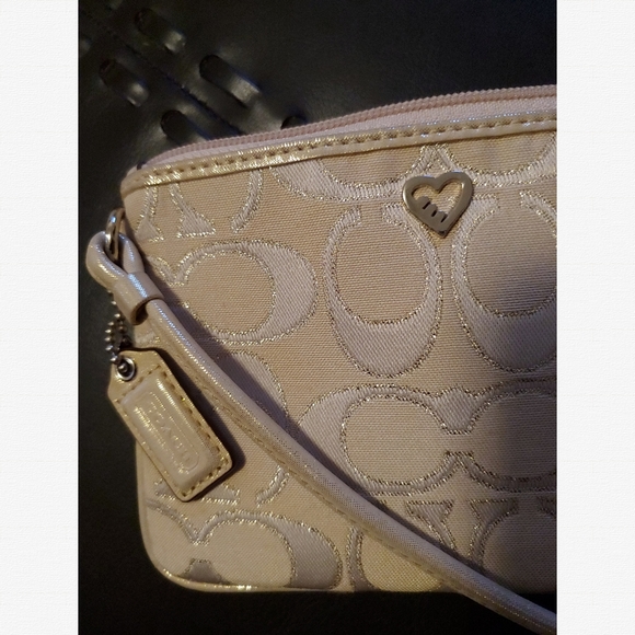 🌟Outstanding Quality🌟 Coach Poppy Wristlet Cream Gold - Picture 3 of 4